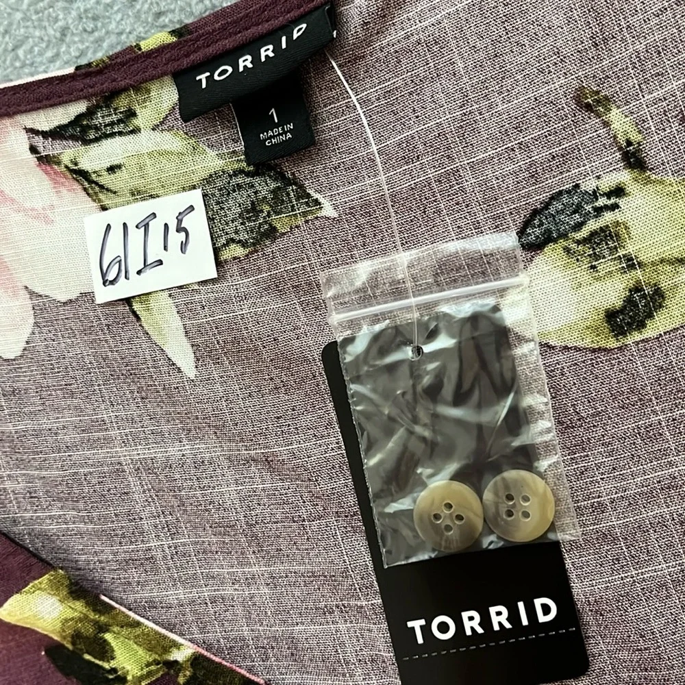 New Torrid Button Front Floral Top Size 1X Flowy Tunic